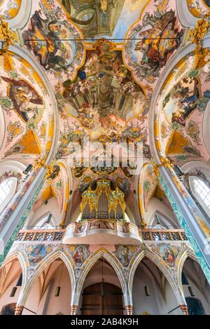 La peinture de plafond, vue sur l'intérieur de l'église paroissiale Saint-Nicolas, située dans le Tyrol, Tyrol, Autriche Banque D'Images