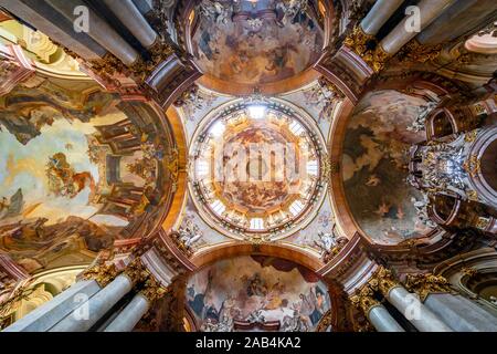 L'intérieur, décoré avec de la peinture de plafond du dôme, l'Église orthodoxe russe Saint-nicolas, Mala Strana, Prague, la Bohême, République Tchèque Banque D'Images