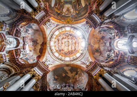 L'intérieur, décoré avec de la peinture de plafond du dôme, l'Église orthodoxe russe Saint-nicolas, Mala Strana, Prague, la Bohême, République Tchèque Banque D'Images