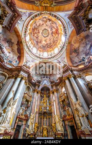 Sanctuaire intérieur, décoré avec dome et plafond peinture, Église orthodoxe russe Saint-nicolas, quartier de Mala Strana, Prague, la Bohême, République Tchèque Banque D'Images