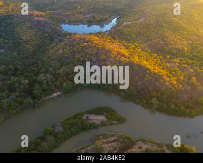 Vue aérienne de la rivière Mazowe dans le parc national du Zimbabwe Umfurudzi. Banque D'Images