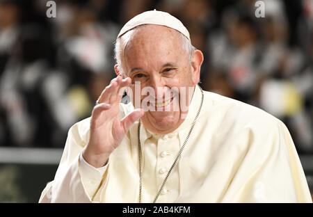 Tokyo, Japon. 25Th Nov, 2019. Responsable de l'église catholique LE PAPE FRANÇOIS sourire alors qu'il chevauche la papamobile autour du Dôme de Tokyo avant d'une masse à laquelle 55 000 personnes ont assisté à Tokyo, Japon. Credit : Ramiro Agustin Vargas Tabares/ZUMA/Alamy Fil Live News Banque D'Images