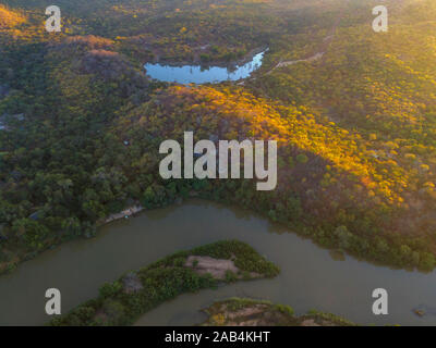 Vue aérienne de la rivière Mazowe dans le parc national du Zimbabwe Umfurudzi. Banque D'Images