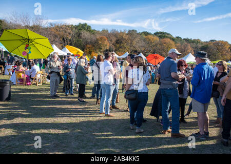 Austin, Texas, États-Unis. 24 novembre, 2019. Les visiteurs à attendre en ligne de délicieuses boissons et nourriture. Le vin et le porc, un événement mis sur pied par l'Austin l'alimentation et du vin, l'Alliance a eu lieu au Camp Mabry, dimanche après-midi. Les visiteurs peuvent goûter à de nouvelles créations sur un rôti de porc traditionnel de grands chefs. Les plats et boissons les plus populaires gagner un prix en argent. Credit : Sidney Bruere/Alamy Live News Banque D'Images