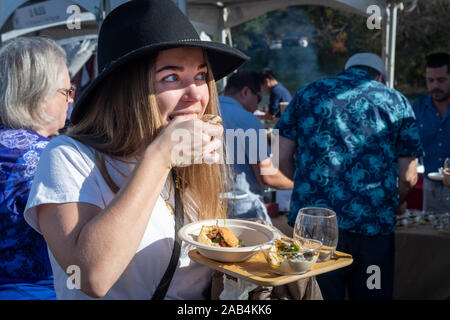 Austin, Texas, États-Unis. 24 novembre, 2019. De New York Desi jouit de la nourriture et boisson. Le vin et le porc, un événement mis sur pied par l'Austin l'alimentation et du vin, l'Alliance a eu lieu au Camp Mabry, dimanche après-midi. Les visiteurs peuvent goûter à de nouvelles créations sur un rôti de porc traditionnel de grands chefs. Les plats et boissons les plus populaires gagner un prix en argent. Credit : Sidney Bruere/Alamy Live News Banque D'Images