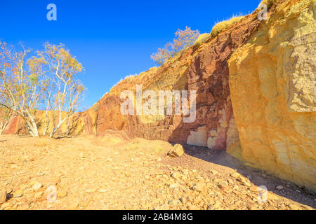 Dans les fosses de la rivière à sec d'Ocre Creek est une formation de roche coloré de minéraux ocre à West McDonnell varie Parc National. Site sacré autochtone dans Banque D'Images