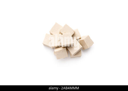 Les cubes de tofu frais fromage de soja isolé sur fond blanc Banque D'Images