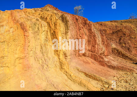 Site Sacré d'Ochre Pits une formation de roche minéraux ocre à West McDonnell Ranges, Territoire du Nord, Australie centrale le long sentier. Larapinta Banque D'Images