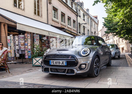 France Beaune 2019-06-19 Nouvelle voiture gris brillant Mini Cooper S sur le parking de l'agréable rue avec pavement. Concept Voyages en Europe ensemble sur un c Banque D'Images
