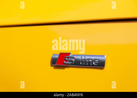 Russie Moscou 2019-06-17 emblème Gros plan sur le dos d'une Audi TT S Line logo marque voiture jaune sur Banque D'Images