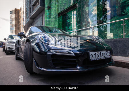 2019-06-17 Russie Moscou tout nouveau bleu foncé de luxe voiture de sport Porsche 911 garée dans la rue, à l'avant vue de dessous le capot, bouclier, phares, Russ Banque D'Images