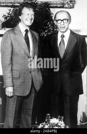 Juillet 1977 - Washington, District of Columbia, États-Unis - Jimmy Carter et le Premier Ministre israélien Menahem Begin lors de sa visite à la Maison Blanche. Commencer est à Washington pour une visite officielle de travail du 18 au 21 juillet. (Crédit Image : © Keystone Press Agency/Keystone USA par ZUMAPRESS.com) Banque D'Images