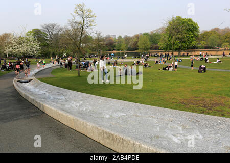 Diana Princess of Wales Memorial Fontaine à eau à Hyde Park, Londres, Angleterre, Royaume-Uni. Banque D'Images