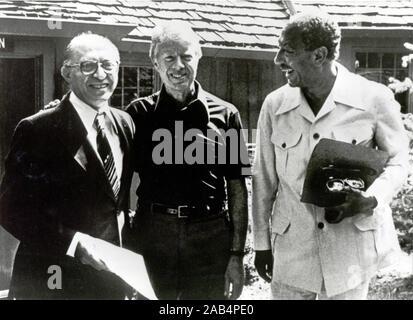 Sep 12, 1978 - Thurmont, Maryland, Etats-Unis - Le Premier Ministre israélien Menahem Begin, à gauche, le président américain Jimmy Carter, centre, et le président égyptien Anouar Sadate a rencontré à Camp David pour 12 jours et a travaillé à l'élaboration d'un traité de paix entre l'Égypte et Israël. Cette réunion a débouché sur l'établissement de "Accords de Camp David et la paix entre Israël et l'Égypte. (Crédit Image : © Keystone Press Agency/Keystone USA par ZUMAPRESS.com) Banque D'Images