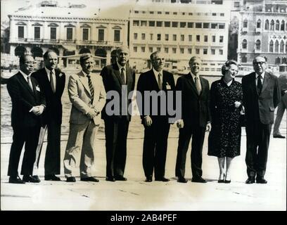 Juin 24, 1980 - Venise, Italie - La 6e réunion au sommet économique du G7 s'est tenu à Venise du 22 au 23 juin, avec la participation de personnalités du monde entier. Dirigeants posent pour une photographie avec les vues de Venise dans l'arrière-plan, de gauche à droite, le Ministre des affaires étrangères du Japon Saburo Okita, Premier Ministre du Canada, PIERRE ELLIOTT TRUDEAU, à l'Ouest le chancelier Helmut Schmidt, le président français Giscard D'ESTAING, Président du Conseil italien Francesco Cossiga, Président américain Jimmy Carter, de Premier ministre britannique Margaret Thatcher, et président de la Commission européenne Roy Jenkins. (Crédit Image : © Keystone Pr Banque D'Images