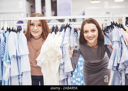 Les meilleurs amis, passer du temps. Deux belles filles faire des achats à la boutique de vêtements. Ils étaient habillés dans les mêmes vêtements Banque D'Images