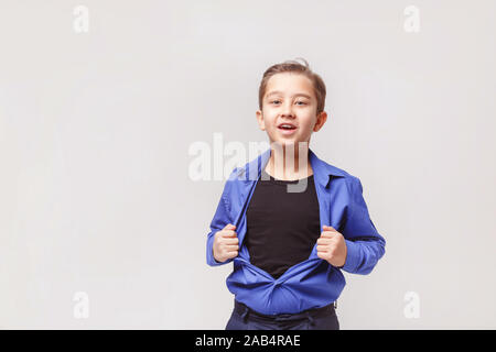 Enfant faire semblant d'être super-héros. L'imagination, l'idée et concept de la réussite et de la vengeance des ennemis de l'école Banque D'Images