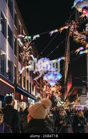 Londres, Royaume-Uni - 17 novembre 2019 : le Projet Zéro sur le thème de la durabilité les lumières de Noël et décorations de l'essaim de méduses dans Carnaby Street, rue piétonne Banque D'Images