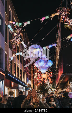 Londres, Royaume-Uni - 17 novembre 2019 : le Projet Zéro sur le thème de la durabilité les lumières de Noël et décorations de l'essaim de méduses dans Carnaby Street, rue piétonne Banque D'Images