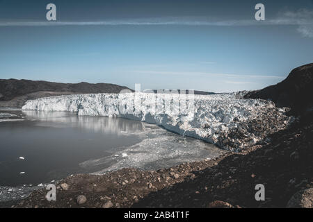 Le Groenland, Eqip Sermia, Eqi Glacier au Groenland La baie de Disko. Le matin, une excursion en bateau sur la mer arctique, de la baie de Baffin, le vêlage des glaciers. Des brise-glace Banque D'Images