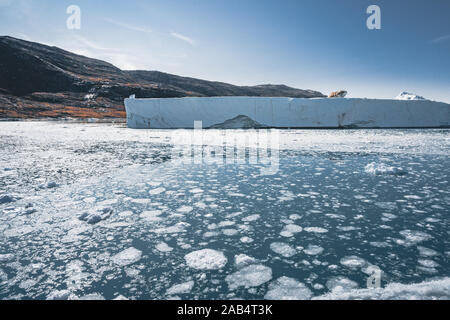 D'énormes icebergs flottant dans l'océan bleu profond de l'eau. Le Groenland et l'Antarctique, près de Ilulissat. Le réchauffement de la concept. Ciel bleu et la glace fjord. Banque D'Images