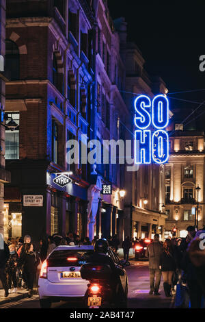 Londres, Royaume-Uni - 17 novembre 2019 : les gens et les voitures dans une rue de Soho, à Londres, un quartier de Londres connu pour + LGBTQ de bars, restaurants et clubs. Banque D'Images