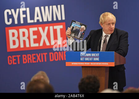 Premier ministre Boris Johnson, à l'occasion du lancement du parti conservateur manifeste gallois à Wrexham tandis qu'à l'élection générale. Banque D'Images