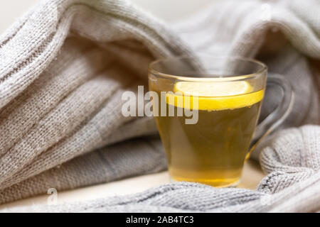 Tasse de thé avec un fond de laine. L'humeur d'hiver matin dans un cadre confortable et chaleureux. Le thé vert pour la relaxation et moments positifs. Banque D'Images