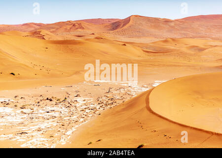 Les dunes de sable rouge de Sossusvlei et dans le désert du namib en Namibie, Afrique Banque D'Images