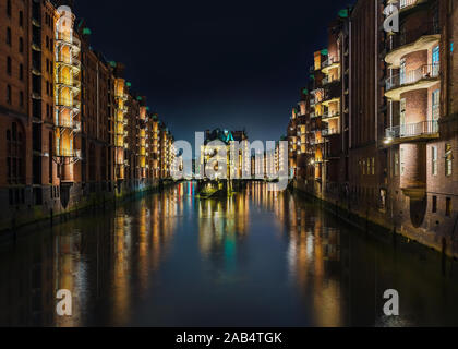L'exposition à long shot de canal dans le vieux quartier d'entrepôts Speicherstadt à Hambourg, Allemagne la nuit Banque D'Images