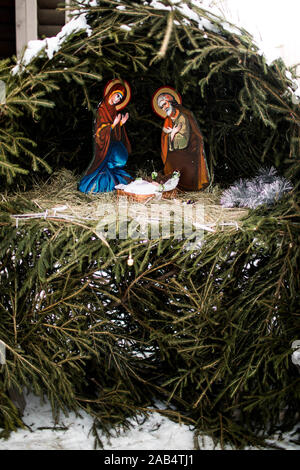 Crèche de Noël représenté avec statuettes de Marie, Joseph et l'enfant Jésus. Close up. Banque D'Images