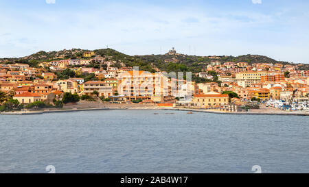 Voir des Palaos cityscape sur la côte de la mer Méditerranée, Olbia-Tempio province, Sardaigne Italie. Banque D'Images