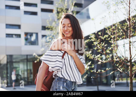 Belle, jeune fille étudiante avec sac à dos près du campus de l'université. Concept de l'éducation et des loisirs Banque D'Images