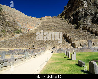 Ruines d'Ollantaytambo, une forteresse massive avec de grandes terrasses en pierre sur une colline Banque D'Images