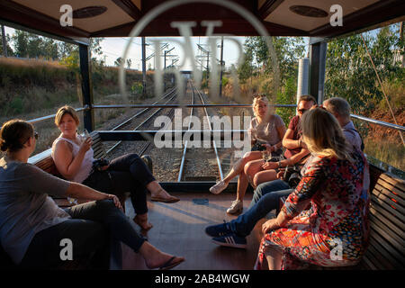 Passagers sont assis dehors sur l'air libre une partie de l'observation voiture car le Rovos Rail train de luxe voyagez entre Cape Town et de Pretoria en Afrique du Sud Banque D'Images