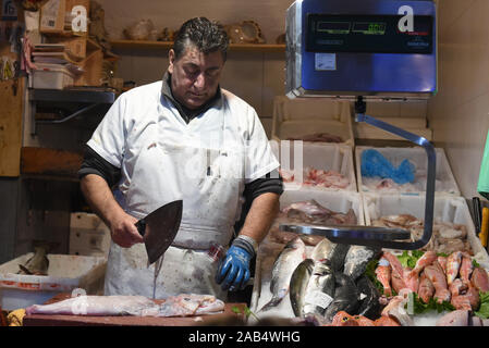 Un poissonnier est perçue sur le marché central de Santiago de Compostela. Banque D'Images