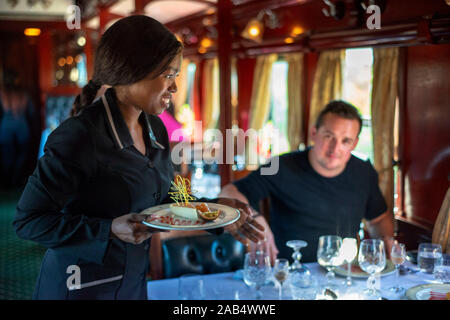 Les passagers ayant déjeuner dans le wagon-restaurant du train de luxe Le Rovos Rail voyageant entre Cape Town et de Pretoria en Afrique du Sud l'orgueil d'une Banque D'Images