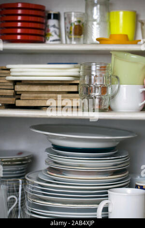 L'intérieur d'un chaotique armoire de cuisine Banque D'Images