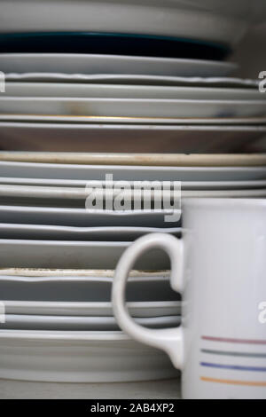 L'intérieur d'un chaotique armoire de cuisine Banque D'Images