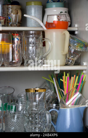 L'intérieur d'un chaotique armoire de cuisine Banque D'Images