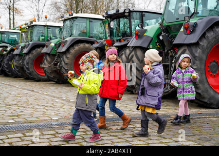 Dortmund, 25.11.2019 : les enfants d'un jardin à l'avant des tracteurs à un rassemblement. Les agriculteurs démontrer avec un convoi tracteur contre la politique agricole du gouvernement fédéral. --- Dortmund, 25.11.2019 : Les Jardins d'Kinder mit vor den Traktoren bei einer Kundgebung. Bauern mit einem Traktorkonvoi demonstrieren gegen die Landwirtschaftspolitik der Bundesregierung. Banque D'Images