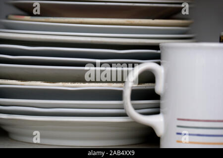 L'intérieur d'un chaotique armoire de cuisine Banque D'Images