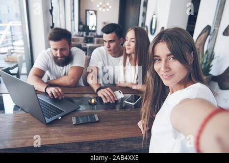 Un groupe de jeunes avec des gadgets et un ordinateur portable organiser une séance de brainstorming et de communiquer les uns avec les autres. Le concept de l'élaboration d'une jeune entreprise Banque D'Images