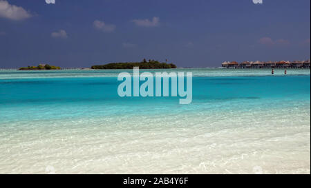 La plage et la mer, la cannelle Dhonveli Island, North Male Atoll, Maldives Banque D'Images