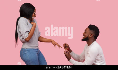 Homme heureux de mettre sur bague de fiançailles de sa fiancée doigt Banque D'Images