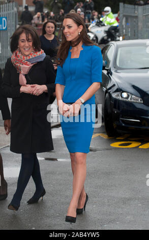 La duchesse de Cambridge arrivant à Northolt High School d'ouvrir un nouveau centre artistique. Février 2014 Banque D'Images