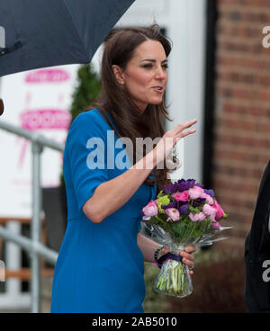 La duchesse de Cambridge arrivant à Northolt High School d'ouvrir un nouveau centre artistique. Février 2014 Banque D'Images