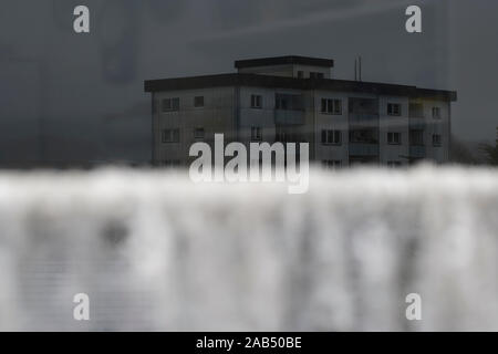 Vue depuis une fenêtre dans la soirée Banque D'Images