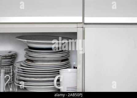 L'intérieur d'un chaotique armoire de cuisine Banque D'Images