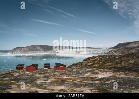 Image panoramique de la Camp Eqi Glacier Eqip Sermia à au Groenland. nature paysage avec lodge cabines. Soleil de minuit et ciel rose. Destination touristique Banque D'Images